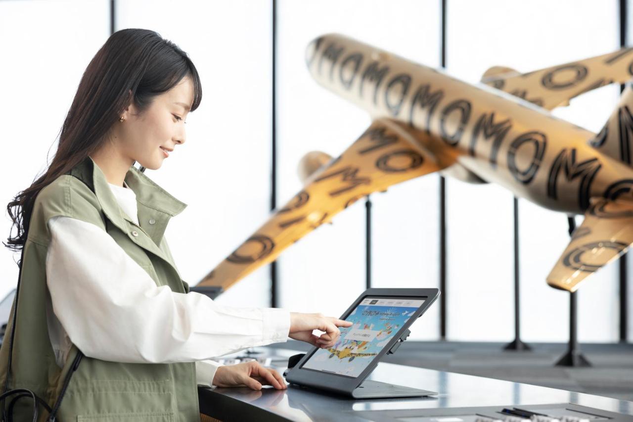 Omo Kansai Airport By Hoshino Resorts อิซุมิซาโนะ ภายนอก รูปภาพ A woman using a POS terminal