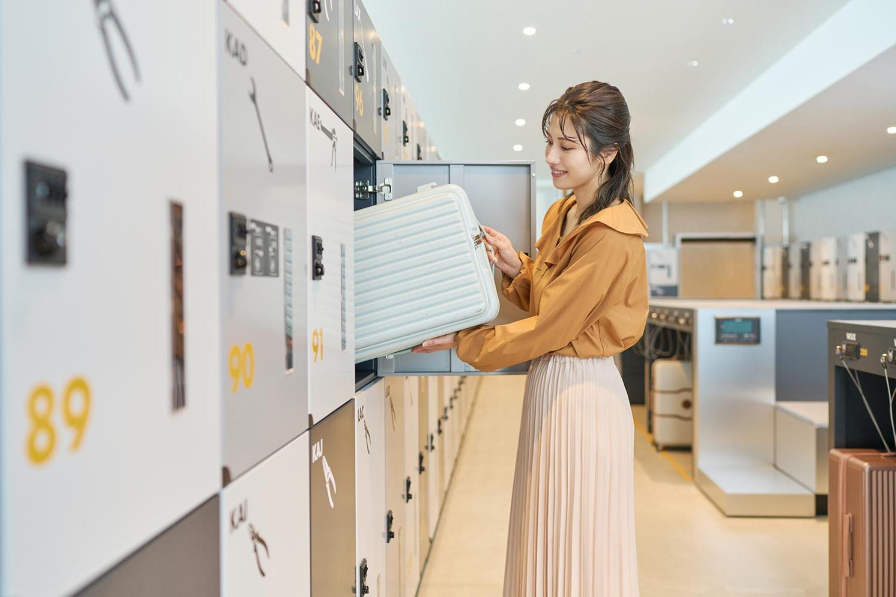 Omo Kansai Airport By Hoshino Resorts อิซุมิซาโนะ ภายนอก รูปภาพ A woman using a locker